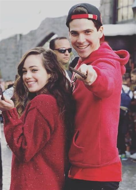 mary mouser siblings|Mary Mouser Wiki, Height, Age, Boyfriend, Family,。